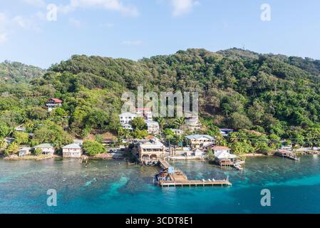 Isla de Roatan, Honduras - 16. April 2024: Blick von oben auf den Hafen und die Stadt Coxen Hole, Kreuzfahrthafen Roatan, Honduras. Stockfoto