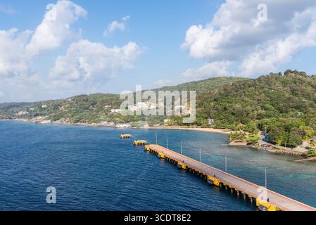 Isla de Roatan, Honduras - 16. April 2024: Blick von oben auf den Hafen und die Stadt Coxen Hole, Kreuzfahrthafen Roatan, Honduras. Stockfoto