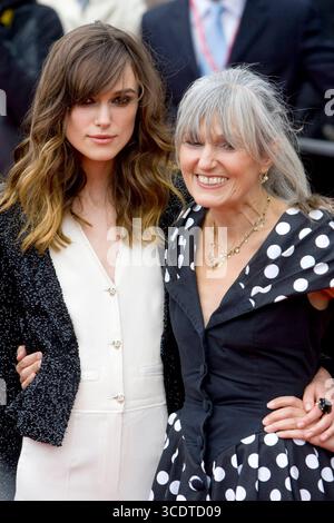 Keira Knightley und Sharman MacDonald bei der Weltpremiere von The Edge of Love auf dem Edinburgh International Film Festival in Schottland am 18. Juni 2008 Stockfoto