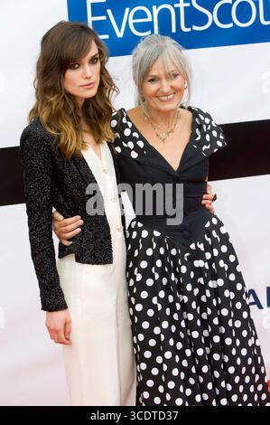 Keira Knightley und Sharman MacDonald bei der Weltpremiere von The Edge of Love auf dem Edinburgh International Film Festival in Schottland am 18. Juni 2008 Stockfoto