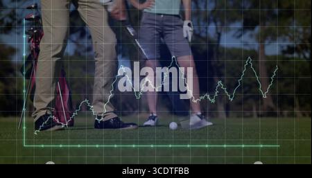 Stehende Frau und Mann halten Schläger über Ball und Abschlag auf Golfgrün, mit grafischer Überlagerung Stockfoto