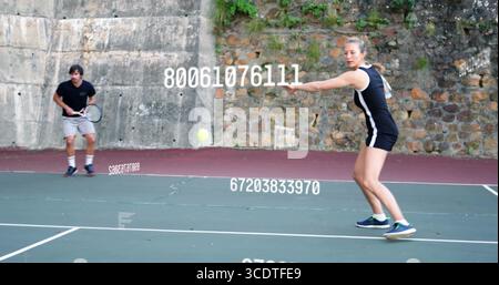 Die vorbereitende Frau in schwarzem Kleid schwingende Schlägerrückhand auf dem Tennisplatz mit gelbem Tennisball Stockfoto