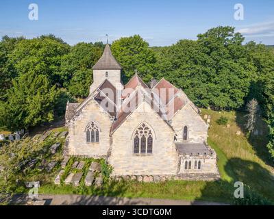 Aus der Vogelperspektive der St. marys Pfarrkirche im Balcome West sussex. Seit 1090 gibt es dort eine Kirche Stockfoto
