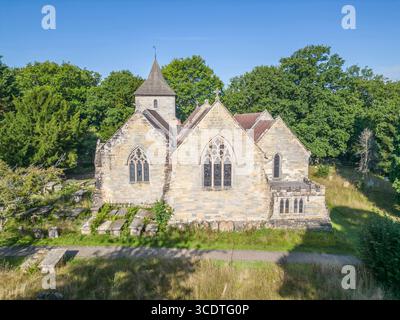 Aus der Vogelperspektive der St. marys Pfarrkirche im Balcome West sussex. Seit 1090 gibt es dort eine Kirche Stockfoto
