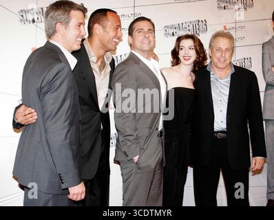 Peter Segal, Steve Carell, Anne Hathaway und Dwayne Johnson bei der Premiere von „Get Smart“ in Madrid am 8. Juli 2008 Stockfoto