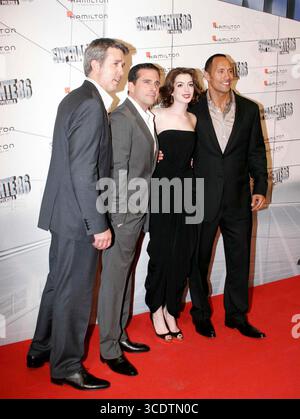 Peter Segal, Steve Carell, Anne Hathaway und Dwayne Johnson bei der Premiere von „Get Smart“ in Madrid am 8. Juli 2008 Stockfoto