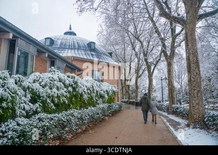 Schneebedeckte Retiro-Park. Madrid, Spanien. Stockfoto