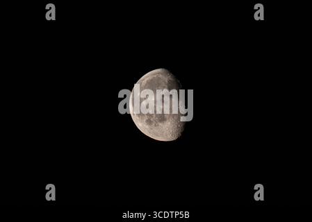Halbmondhintergrund. Der Mond ist ein astronomischer Körper, der den Planeten Erde umkreist Stockfoto