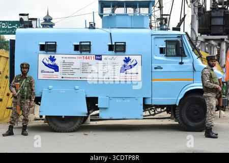 Srinagar, Indien. August 2025. Indische paramilitärische Truppen stehen vor dem 79. Unabhängigkeitstag in Indien neben einem Fahrzeug. (Foto: Saqib Majeed/SOPA Images/SIPA USA) Credit: SIPA USA/Alamy Live News Stockfoto