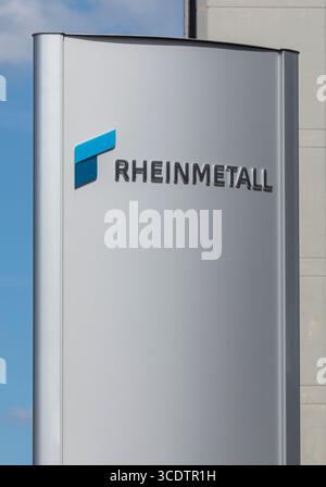 Bremen, Deutschland – 10. August 2025: Markenlogo von RHEINMETALL auf Wegweisern. Die Rheinmetall AG ist ein deutscher Automobil- und Rüstungshersteller Stockfoto