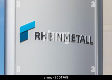 Bremen, Deutschland – 10. August 2025: Markenlogo von RHEINMETALL auf Wegweisern. Die Rheinmetall AG ist ein deutscher Automobil- und Rüstungshersteller Stockfoto