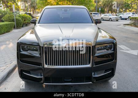 Miami, Florida, USA - 17. April 2025: Car Rolls Royce Cullinan parkt draußen. Schwarzes Auto, Vorderansicht. 2019 Rolls Royce Cullinan Luxus-SUV. Luxus Stockfoto
