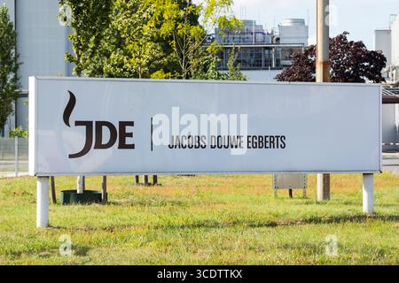 Bremen – 10. August 2025: JDE Jacobs Douwe Egberts Schilder vor dem Werk Hemelingen. Stockfoto