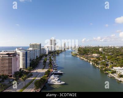 Luftaufnahme des Intracoastal Waterway, der den blauen Himmel reflektiert, während Luxusyachten am Ufer des Indian Creek in der Nähe der Collins Avenue, Miami Beach, Flo säumen Stockfoto