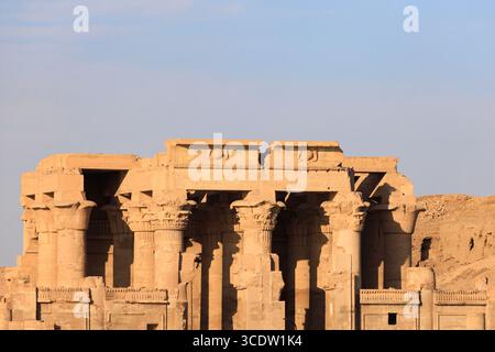 Der ptolemäische Tempel von KOM Ombo am Ufer des Nils, Assuan, Ägypten. Stockfoto