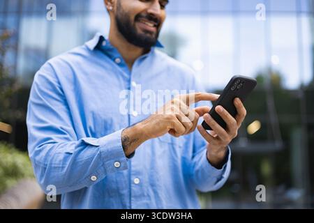 Mann Mit Smartphone Im Freien Stockfoto