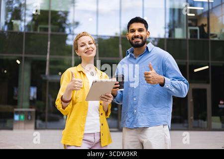 Geschäftskollegen Geben Den Daumen Hoch Stockfoto