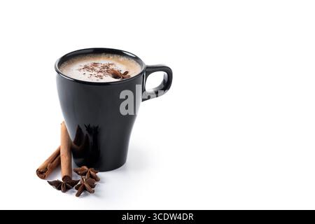 Chai Latte in schwarzer Tasse isoliert auf weißem Hintergrund Stockfoto