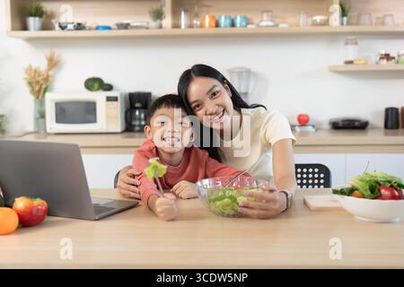 Gesundes Kochen. Wir feiern Familienzeit und bereiten gemeinsam einen frischen Salat zu. Stockfoto