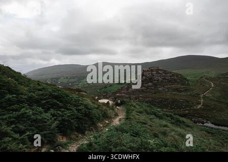 Erleben Sie die atemberaubende und wunderschöne Berglandschaft voller dramatischer Wolken Stockfoto
