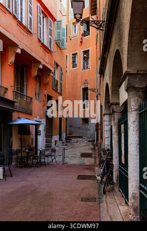 Enge Straße in Nizza, alte, farbenfrohe Gebäude in der Altstadt, französische Riviera Stockfoto