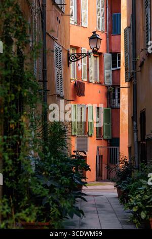 Enge Straße in Nizza, alte, farbenfrohe Gebäude in der Altstadt, französische Riviera Stockfoto