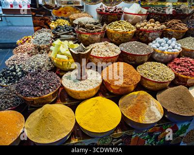 Eine Vielfalt an Gewürzen und Kräutern wird in Schüsseln am Gewürzsouk Market Stand gezeigt und zeigt die aromatische Vielfalt der Küche des Nahen Ostens dubai deira Creek VAE Stockfoto