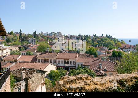 Blick auf eine Stadt mit vielen Häusern und einem großen Gewässer. Die Häuser sind größtenteils aus Stein und haben rote Dächer Stockfoto