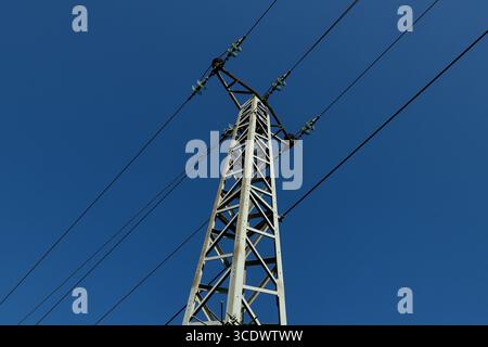 Strom-Pylon und Stromleitungen vor einem blauen Himmel in Tel Aviv, Israel, dargestellt als städtische Versorgungsszene für Reisen, redaktionelle und kommerzielle Zwecke. Stockfoto