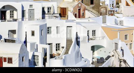 Weiße und bunt bemalte Ferienhäuser an einem steilen Hang, Treppen, enge Gassen, Oia, Thira, Santorini, Kykladen, Griechenland Stockfoto