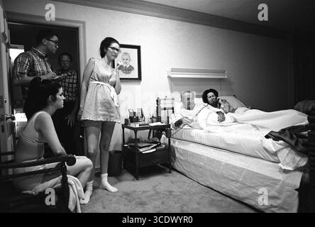 Präsident Lyndon B. Johnson and Family Watch the Democratic National Convention on Television, 28.08.1968. Luci Johnson Nugent, Tom Johnson, unbekannt, Lynda Johnson Robb; im Bett: Präsident Lyndon B. Johnson, Lady Bird Johnson. Schlafzimmer des Präsidenten, Texas Weißes Haus, LBJ Ranch, Texas. Stockfoto