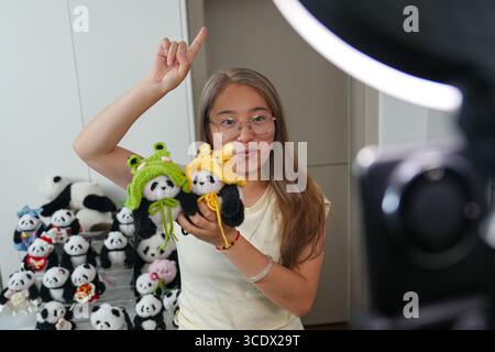 (250814) -- PEKING, 14. August 2025 (Xinhua) -- Ein Mitarbeiter fördert pandaförmige Taschen-Charme durch Livestreaming in einer Firma in Chengdu City, südwestchinesischer Provinz Sichuan, 10. August 2025. In China haben in letzter Zeit immer beliebter werdende Taschen-Charms gewonnen, die es jungen Menschen ermöglichen, sich auszudrücken und gleichzeitig ein aufmunterndes Geschäft anzuheizen. Die Daten des E-Commerce aus dem diesjährigen Einkaufsbummel „18. Juni“ haben gezeigt, dass trendiges Spielzeug zu den stärksten Sektoren im „neuen Konsum“ des Landes zählt. Die Taschenanhänger haben sich zu einer vollwertigen Industriekette entwickelt, die von o reicht Stockfoto