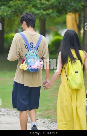 (250814) -- PEKING, 14. August 2025 (Xinhua) -- Ein junger Mann, der eine Tasche mit Taschenanhängern trägt, ist in der Stadt Chengdu, südwestchinesischer Provinz Sichuan, am 9. August 2025 abgebildet. In China haben in letzter Zeit immer beliebter werdende Taschen-Charms gewonnen, die es jungen Menschen ermöglichen, sich auszudrücken und gleichzeitig ein aufmunterndes Geschäft anzuheizen. Die Daten des E-Commerce aus dem diesjährigen Einkaufsbummel „18. Juni“ haben gezeigt, dass trendiges Spielzeug zu den stärksten Sektoren im „neuen Konsum“ des Landes zählt. Taschenanhänger haben sich zu einer vollwertigen Industriekette entwickelt, die von originalen Designs reicht Stockfoto