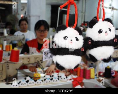 (250814) -- PEKING, 14. August 2025 (Xinhua) -- Pandaförmige Taschenanhänger, die exportiert werden sollen, sind in einer Spielzeugfabrik in der Stadt Dazhou, südwestchinesischer Provinz Sichuan, 11. August 2025 abgebildet. In China haben in letzter Zeit immer beliebter werdende Taschen-Charms gewonnen, die es jungen Menschen ermöglichen, sich auszudrücken und gleichzeitig ein aufmunterndes Geschäft anzuheizen. Die Daten des E-Commerce aus dem diesjährigen Einkaufsbummel „18. Juni“ haben gezeigt, dass trendiges Spielzeug zu den stärksten Sektoren im „neuen Konsum“ des Landes zählt. Taschen-Charms haben sich zu einer vollwertigen Industriekette entwickelt, die von überall reicht Stockfoto