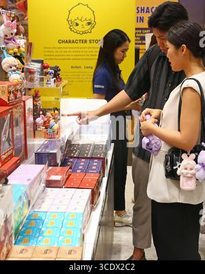(250814) -- PEKING, 14. August 2025 (Xinhua) -- Verbraucher besuchen einen Pop-Mart-Laden in Bangkok, Thailand, 19. Mai 2025. In China haben in letzter Zeit immer beliebter werdende Taschen-Charms gewonnen, die es jungen Menschen ermöglichen, sich auszudrücken und gleichzeitig ein aufmunterndes Geschäft anzuheizen. Die Daten des E-Commerce aus dem diesjährigen Einkaufsbummel „18. Juni“ haben gezeigt, dass trendiges Spielzeug zu den stärksten Sektoren im „neuen Konsum“ des Landes zählt. Bag Charms haben sich zu einer vollwertigen Industriekette entwickelt, die von Originalentwürfen über Franchising für geistiges Eigentum bis hin zur Herstellung von Produkten reicht Stockfoto