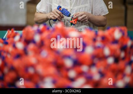 (250814) -- PEKING, 14. August 2025 (Xinhua) -- Ein Arbeiter verarbeitet in einer Spielzeugfabrik in Dongguan, südchinesischer Provinz Guangdong, 11. August 2025 Taschenanhänger. In China haben in letzter Zeit immer beliebter werdende Taschen-Charms gewonnen, die es jungen Menschen ermöglichen, sich auszudrücken und gleichzeitig ein aufmunterndes Geschäft anzuheizen. Die Daten des E-Commerce aus dem diesjährigen Einkaufsbummel „18. Juni“ haben gezeigt, dass trendiges Spielzeug zu den stärksten Sektoren im „neuen Konsum“ des Landes zählt. Taschenschmuck ihrerseits haben sich zu einer vollwertigen Industriekette entwickelt, die von originellen Designs bis hin zu intellektuellen Eigenheiten reicht Stockfoto