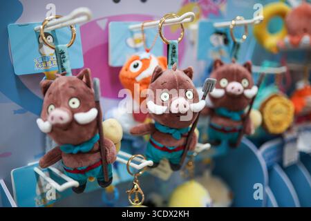 (250814) -- PEKING, 14. August 2025 (Xinhua) -- Taschenzauber als Teil der Merchandise des chinesischen Animationsfilms "Nobody" sind in einer Spielzeugfabrik in Dongguan, südchinesischer Provinz Guangdong, am 11. August 2025 abgebildet. In China haben in letzter Zeit immer beliebter werdende Taschen-Charms gewonnen, die es jungen Menschen ermöglichen, sich auszudrücken und gleichzeitig ein aufmunterndes Geschäft anzuheizen. Die Daten des E-Commerce aus dem diesjährigen Einkaufsbummel „18. Juni“ haben gezeigt, dass trendiges Spielzeug zu den stärksten Sektoren im „neuen Konsum“ des Landes zählt. Die Taschenanhänger haben sich zu einer vollwertigen Industriekette entwickelt Stockfoto