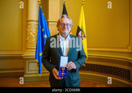 14. August 2025, Sachsen-Anhalt, Magdeburg: Der Sachsen-Anhaltische Landesarchäologe Harald Meller hält den Bundesverdienstkreuz im Ballsaal der Landeskanzlei in Händen. Die Auszeichnung wurde dem 65-Jährigen vom Ministerpräsidenten von Sachsen-Anhalt verliehen. Meller ist Direktor des Landesamtes für Denkmalpflege und Archäologe und des Landesmuseums für Vorgeschichte Halle, amtierender Leiter der Kulturstiftung Dessau-Wörlitz und Kulturbotschafter für Sachsen-Anhalt. Er prägt die Archäologie seit Jahrzehnten und rettete einst die Nebra Sky Disk vor Th Stockfoto