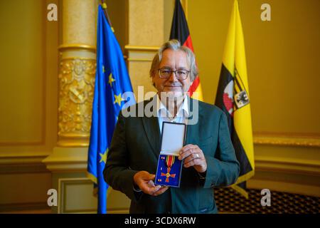 14. August 2025, Sachsen-Anhalt, Magdeburg: Der Sachsen-Anhaltische Landesarchäologe Harald Meller hält den Bundesverdienstkreuz im Ballsaal der Landeskanzlei in Händen. Die Auszeichnung wurde dem 65-Jährigen vom Ministerpräsidenten von Sachsen-Anhalt verliehen. Meller ist Direktor des Landesamtes für Denkmalpflege und Archäologe und des Landesmuseums für Vorgeschichte Halle, amtierender Leiter der Kulturstiftung Dessau-Wörlitz und Kulturbotschafter für Sachsen-Anhalt. Er prägt die Archäologie seit Jahrzehnten und rettete einst die Nebra Sky Disk vor Th Stockfoto