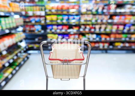 Supermarkt Interieur, leeren roten Warenkorb. Stockfoto