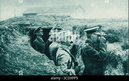 Lord Kitchener mit Feldgläsern in einem Graben, der die Wirkung des französischen Granatfeuers in der Nähe deutscher Linien während des Ersten Weltkriegs beobachtet Stockfoto