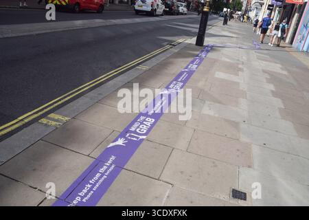 London, Großbritannien. August 2025. Ein „Mind the Grab“-Schild auf dem Bürgersteig in der Oxford Street markiert einen „Hotspot“ für das Entnehmen von Telefonen und fordert die Leute auf, nicht in der Nähe des Bordsteines zu laufen, um zu vermeiden, dass ihre Telefone gestohlen werden. Telefondiebstähle auf den Straßen Londons haben in den letzten Jahren zugenommen. Quelle: Vuk Valcic/Alamy Live News Stockfoto