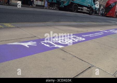 London, Großbritannien. August 2025. Ein „Mind the Grab“-Schild auf dem Bürgersteig in der Oxford Street markiert einen „Hotspot“ für das Entnehmen von Telefonen und fordert die Leute auf, nicht in der Nähe des Bordsteines zu laufen, um zu vermeiden, dass ihre Telefone gestohlen werden. Telefondiebstähle auf den Straßen Londons haben in den letzten Jahren zugenommen. Quelle: Vuk Valcic/Alamy Live News Stockfoto