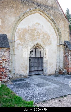Eine hölzerne Tür mit Eisenbesatz an der Old St. Peters Kirche in Stockbridge, Großbritannien Stockfoto