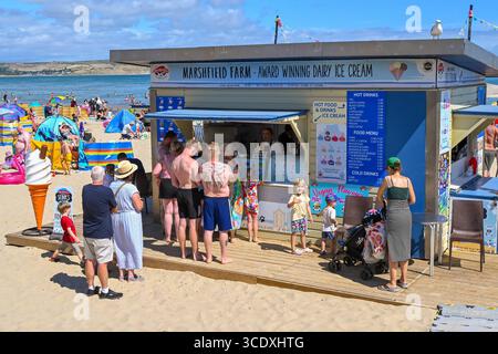 Weymouth, Dorset, Großbritannien. August 2025. Wetter in Großbritannien. Urlauber, die sich am Kiosk am Strand auf Eis warten, während sie die glühend heiße Nachmittagssonne im Badeort Weymouth in Dorset während einer Hitzewelle während der Sommerferien genießen. Bildnachweis: Graham Hunt/Alamy Live News Stockfoto