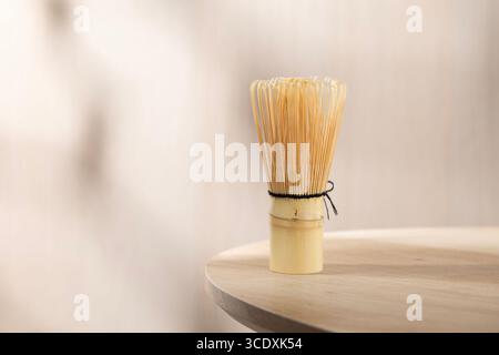 Handgefertigter chasen Bambus-Schneebesen, unverzichtbar für die Zubereitung glatter, schaumiger Matcha in authentischen japanischen Teezeremonien oder friedlichen Momenten zu Hause Tee. Stockfoto