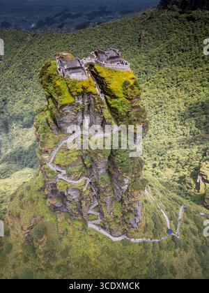 Panoramablick auf den Fanjingshan Berg mit Blick auf den Fanjing Berg und den neuen goldenen Gipfel mit buddhistischem Tempel auf der Spitze in Guizhou China Stockfoto