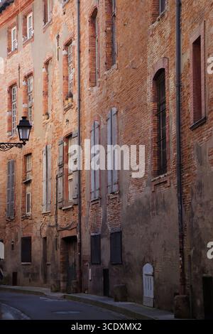 Typische schmale Straße der Stadt Toulouse im Süden Frankreichs Stockfoto
