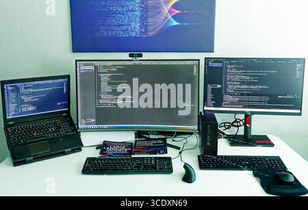 Professionelle KI-Entwicklungsumgebung mit authentischem proprietärem Code mit Entwicklungsarbeitsplatz und LLM-Feinabstimmungsmaschine Stockfoto