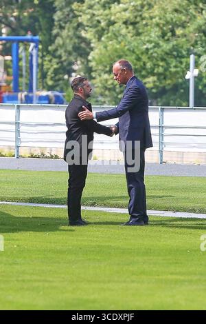 Berlin, Deutschland, 13.08.2025: Bundeskanzleramt: Empfang des ukrainischen Präsidenten vor der Ukraine-Schalte: Wolodymyr Selenskyj wird von Bundeskanzler Friedrich Merz CDU nach der Landung mit dem Hubschrauber *** Berlin, Deutschland, 13 08 2025 Empfang des ukrainischen Präsidenten vor der Ukraine Switch Volodymyr Selenskyj wird von Bundeskanzler Friedrich Merz CDU nach der Landung mit dem Hubschrauber begrüßt 78057 Stockfoto